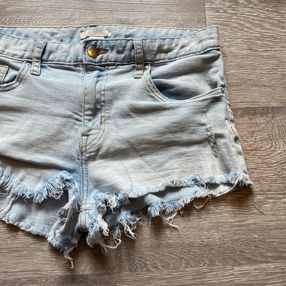 H&M • Distressed Jean Shorts • Size 6 • Light Denim with Frayed Hems - Picture 5 of 12